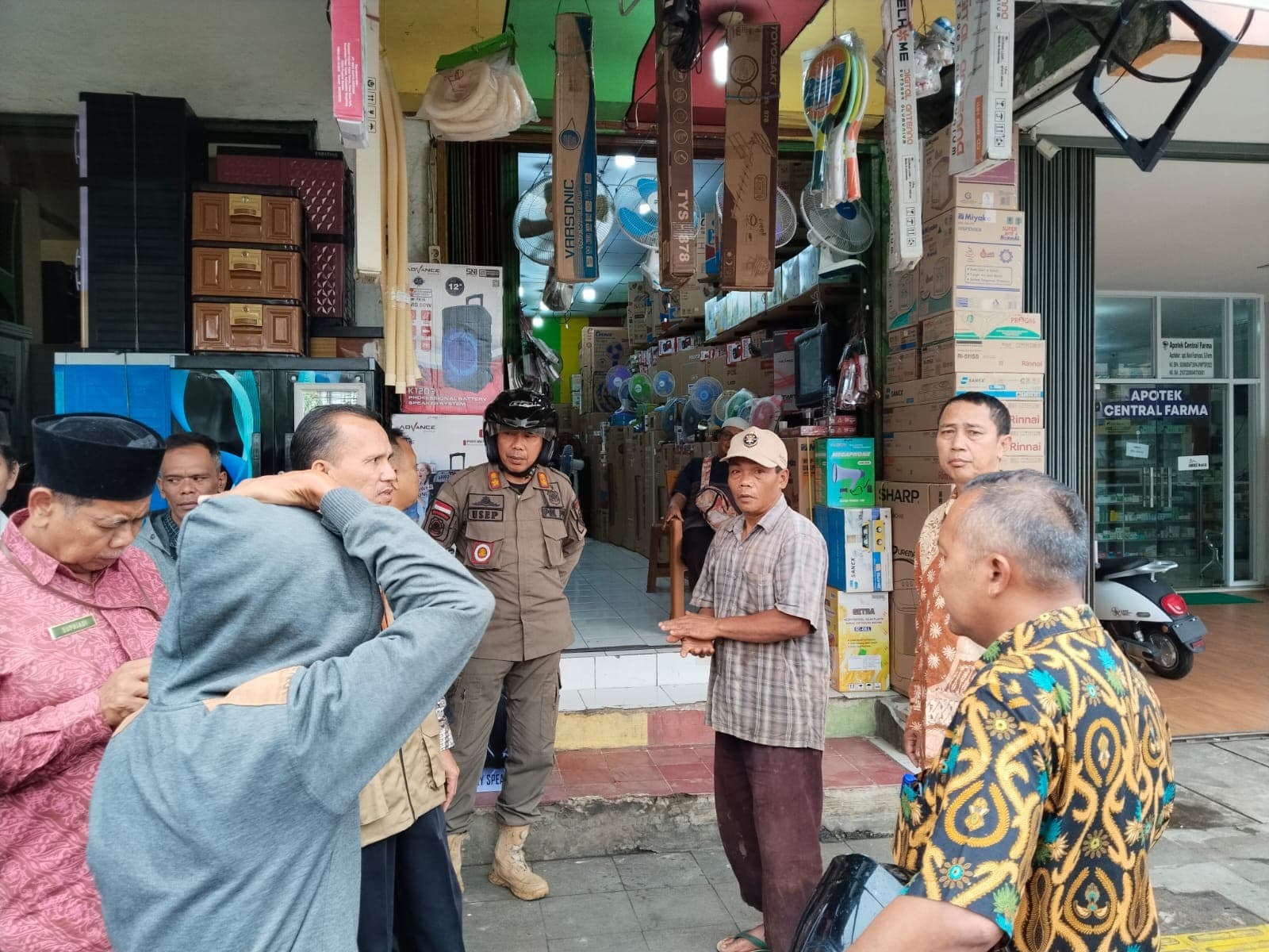 PENERTIBAN ODGJ DI SEKITAR PASAR BADAK PANDEGLANG